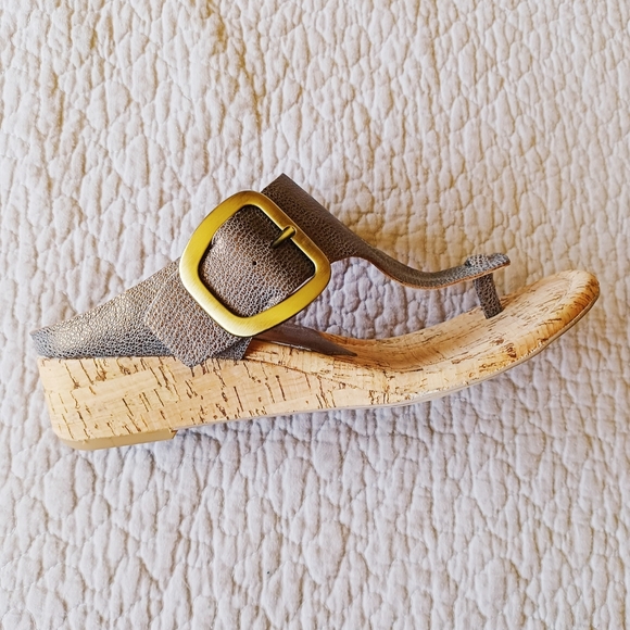 Donald Pliner New Wedge Sandals Gold Buckel Brown Grey Leather Size 8 Thong - Picture 3 of 5